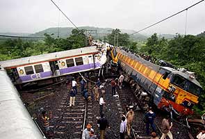 One dead as two trains collide outside Mumbai in Kasara; rail traffic hit