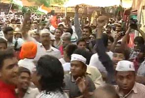 Suspected NSUI members protests at Team Anna fast venue