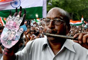 Team Anna supporters march to India Gate from Jantar Mantar