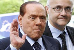 Berlusconi keeps Italy in suspense over comeback