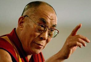 Dalai Lama visits religious sites in Srinagar, prays for peace