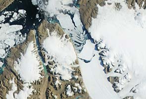 Massive iceberg breaks off Greenland glacier 