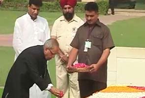 In black sherwani and Mercedes, Pranab Mukherjee visits Rajghat 