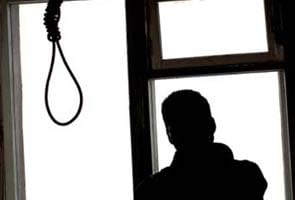 Re-enacting suicide, teen accidentally hangs himself
