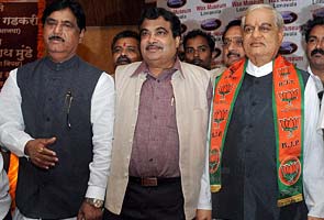 Gadkari unveils Vajpayee's wax statue in Mumbai