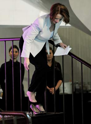 Australian PM Julia Gillard loses shoe on stage