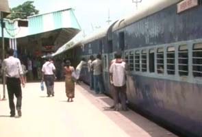 Passengers pushed from train in West Bengal