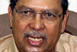 Team Anna shouldn't get into politics: Santosh Hegde