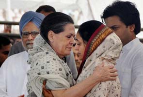 Vilasrao Deshmukh's funeral held at Latur; thousands including PM, Sonia Gandhi attend