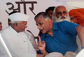 Throw the corrupt out of power: VK Singh from Anna's dais