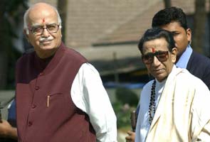 Bal Thackeray backs Advani for calling the UPA government 'illegitimate'