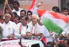 Congress holds protests in Bangalore over delayed garbage disposal