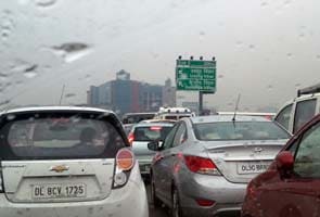 Rain lashes Delhi, traffic jams in several places