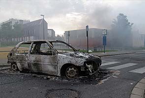 Riot engulfs troubled district in northern France 