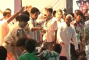 Chaos at Nitish Kumar function, students rush the stage