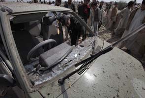 Suicide car bomber kills 5 Pakistani troops 