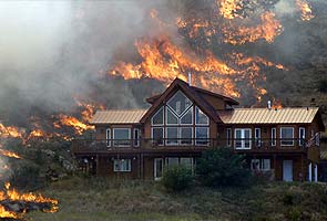 Officials keep eye on weather as wildfires burn in US 