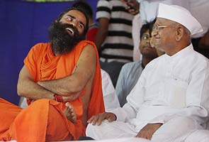 Post split with Arvind Kejriwal, Anna Hazare meets Baba Ramdev