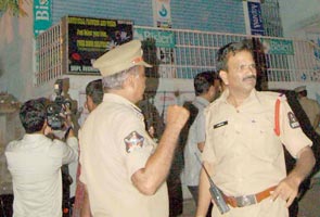 Constable who held senior hostage in Hyderabad, meets top cop