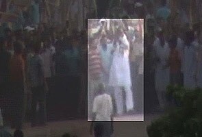  Sharad Yadav gives clean chit to gun-totting JD(U) leader Ranveer Yadav