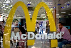 Pak McDonald's bars couple sitting next to each other