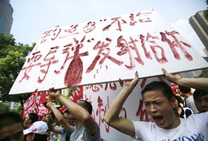 Beijing demonstrators damage US ambassador's car 