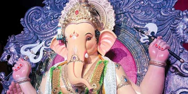 Bal Thackeray gifts rudraksh necklace to Ganesh Galli idol