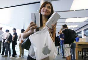 iPhone 5 launch draws crowds at Apple stores