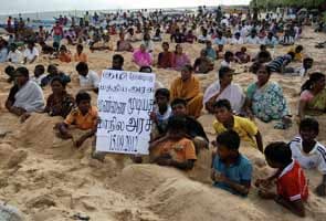Kudankulam protest: 1500 villagers bury themselves in neck-deep sand