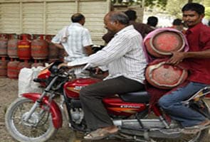 Hope the Indian housewife rises to the occasion: Ambika Soni on LPG limit