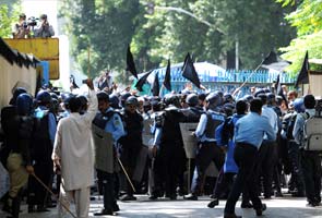Islamabad police clashes with thousands of anti-Islam film protestors