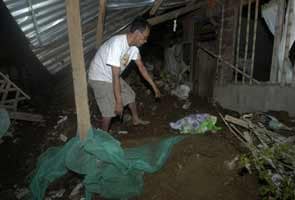 Quake off Philippines spurs small tsunami; one dead