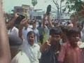 Angry teachers show slippers to Nitish Kumar