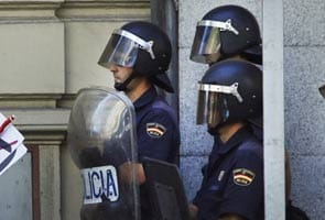 Police seal off Spain Parliament ahead of protest 