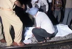 Five of a family die as couple jumps before train with 3 kids