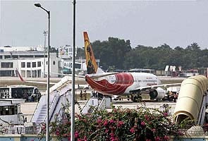 Air India pilot threw note for help on tarmac: Crew members Air India pilot threw note for help on tarmac: Crew members