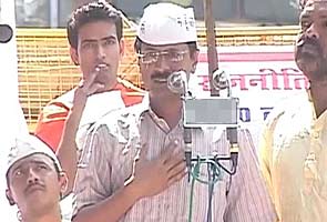 Arvind Kejriwal takes on Hooda govt for IAS officer Ashok Khemka's transfer