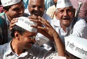 Arvind Kejriwal released, continues protest in demand for Salman Khurshid's resignation 
