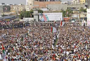 Thousands rally for Malala Yousufzai, Pakistani girl shot by Taliban