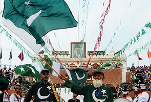 Flag-waving 'Uncle Pakistan' dies
