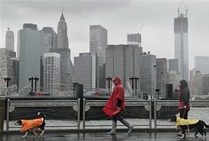 US governors urge residents to heed Superstorm Sandy warnings