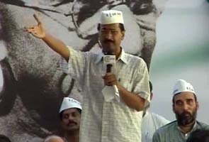 Former India Against Corruption member confronts Arvind Kejriwal, drama at press meet