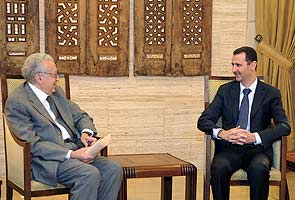 Peace envoy Brahimi urges truce as bomb rocks Damascus 