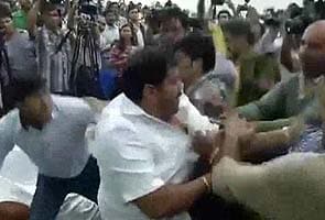 Man disrupts Arvind Kejriwal's press conference, says 'You are fooling the nation'