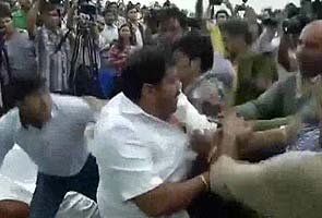 Man disrupts Arvind Kejriwal's press conference, says 'You are fooling the nation'