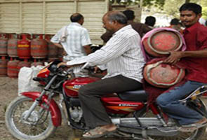 LPG cylinder price hiked, non-subsidised cylinder to now cost Rs. 921; BJP to protest on October 12