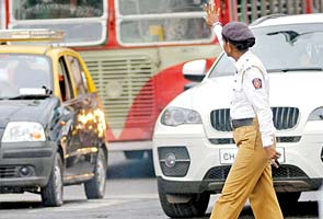 Mumbai traffic cops to get lathis for self-defence