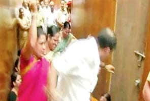 Chappals hurled at Navi Mumbai mayor