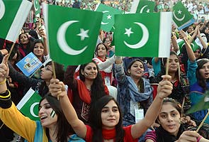 70,000 Pakistanis sing national anthem to create new record 