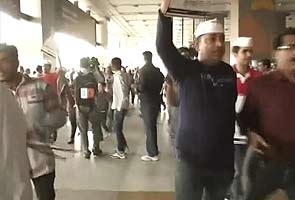 Salman Khurshid returns amid protests at Delhi airport